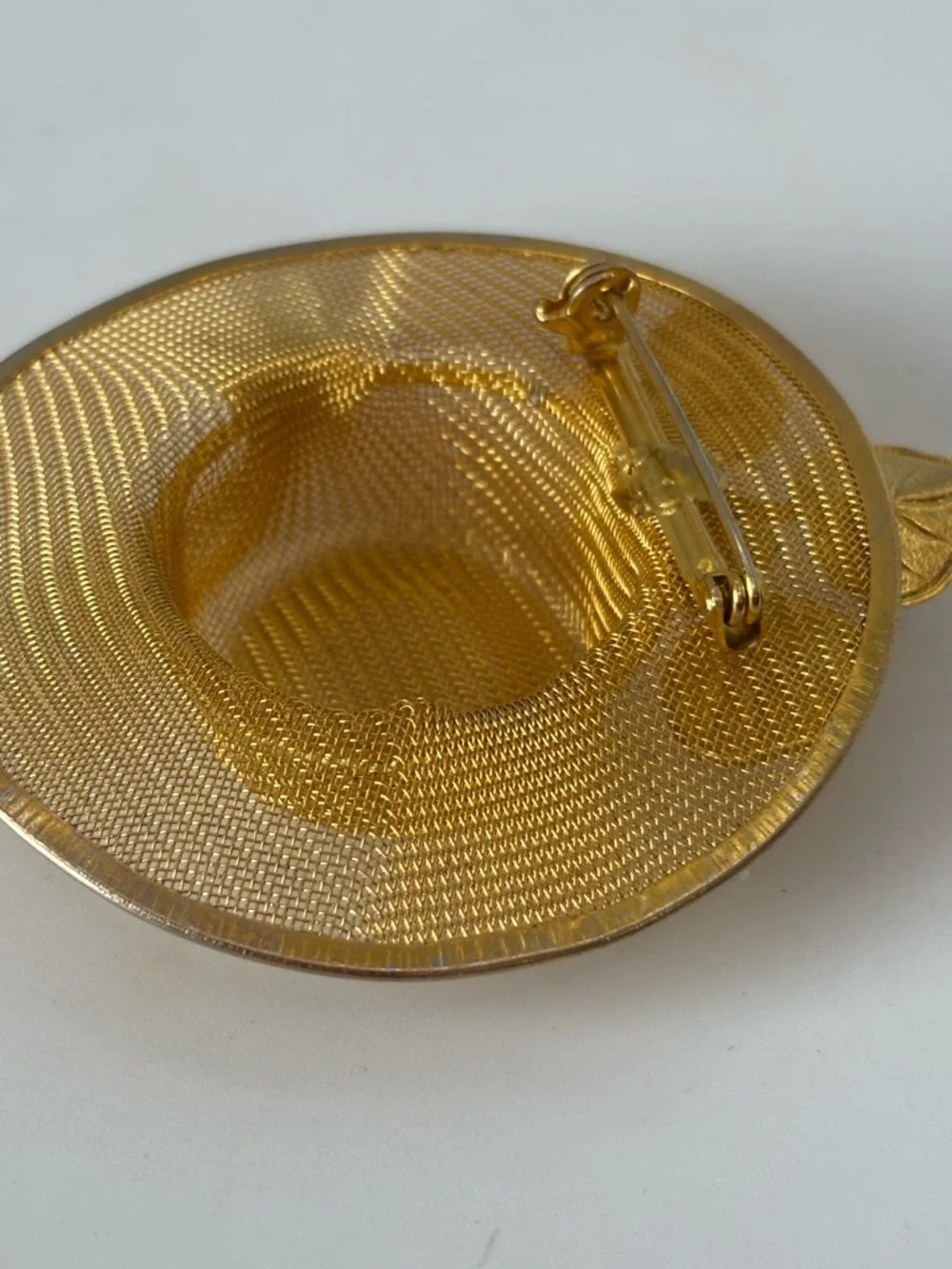 Vintage Gold tone mesh hat brooch